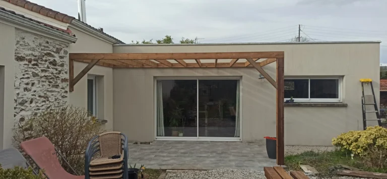 Pergola en bois sur patio avec portes coulissantes en verre sur une maison moderne, entourée de chaises empilées et d'articles de jardin.